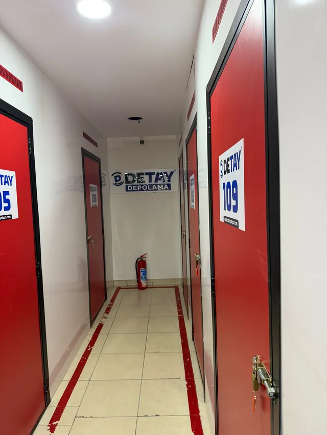 Detay Depo’nun numaralı ve kilitli depo bölmelerinin bulunduğu koridor