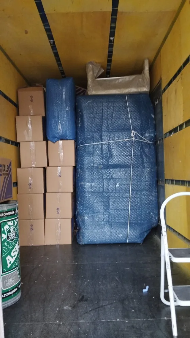 Detay Depo taşıma aracında düzenlenmiş koliler ve paketli eşyalar